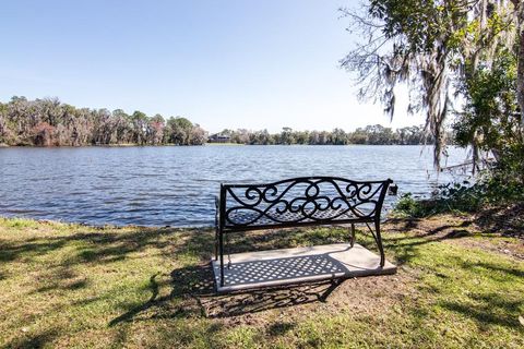 A home in LAKELAND