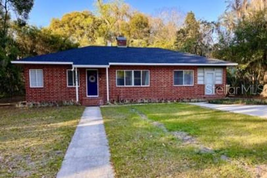 Looking for 2–3 roommates to share this amazing 4-bedroom, 3-bath home just steps from the University of Florida! 
Two current roommates are relocating, and one is staying—she’s looking to find 2–3 great roommates to join her.
Enjoy the convenience of waking up and being on campus in minutes, plus:

LVP flooring throughout
Upgraded kitchen and bathrooms
Plenty of parking
Semi-furnished for an easy move-in

If you’re looking for a comfortable, well-located place near UF, this is a great fit! Reach out for details or to schedule a tour.