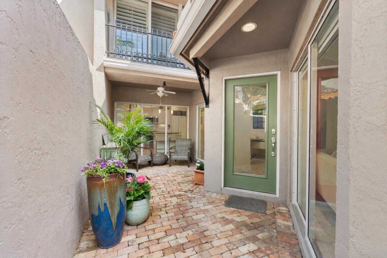 200 COCOANUT AVENUE 5