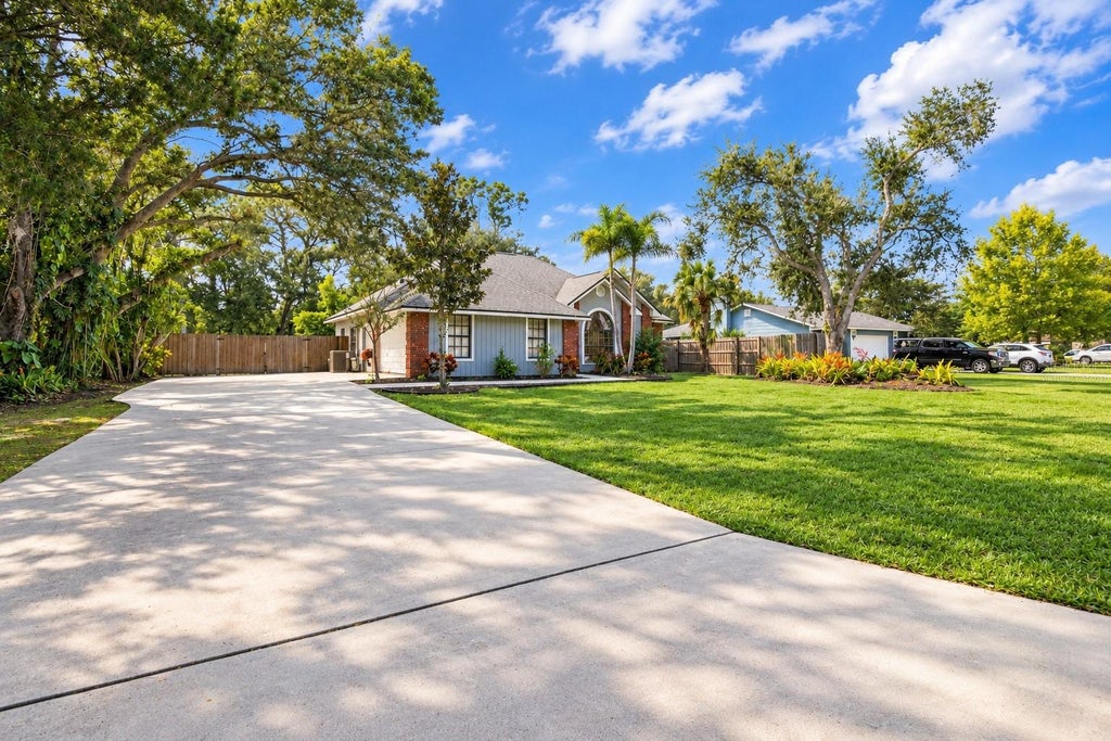 Photo of 5914 99th St East, Bradenton, FL 34202 (MLS # A4705740)