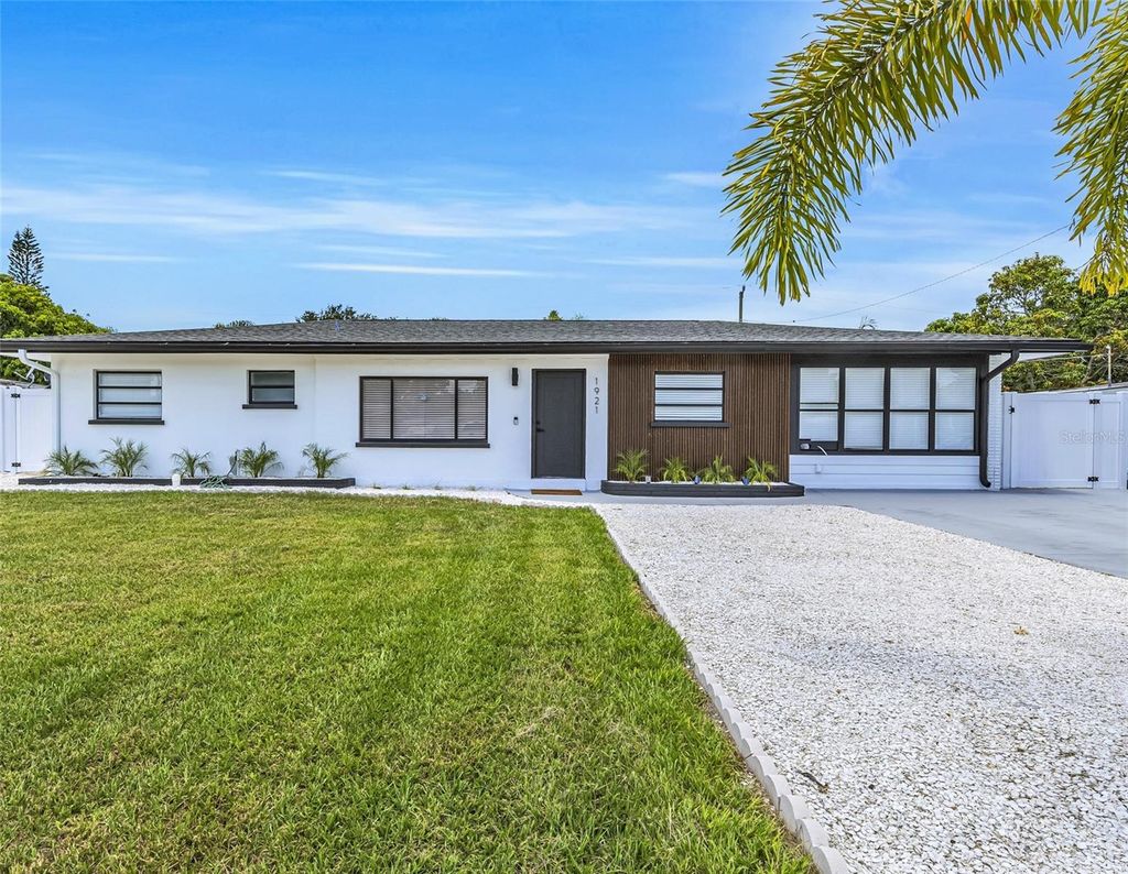 Photo of 1921 Fern Avenue, Sarasota, FL 34235 (MLS # A4648582)