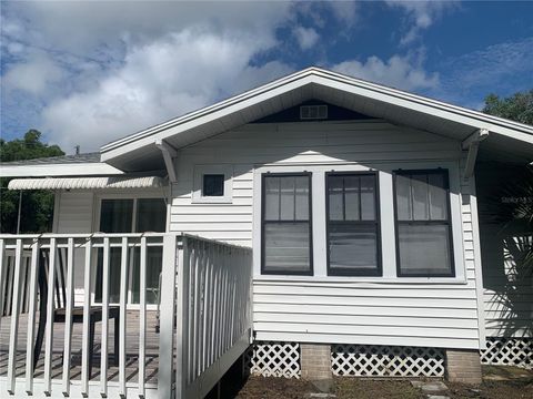 A home in LAKE WALES