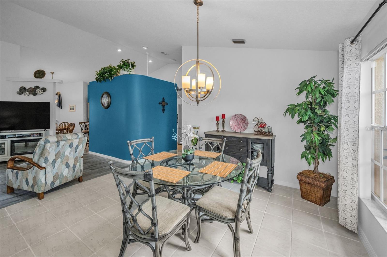 WHISPERING LAKES - Residential