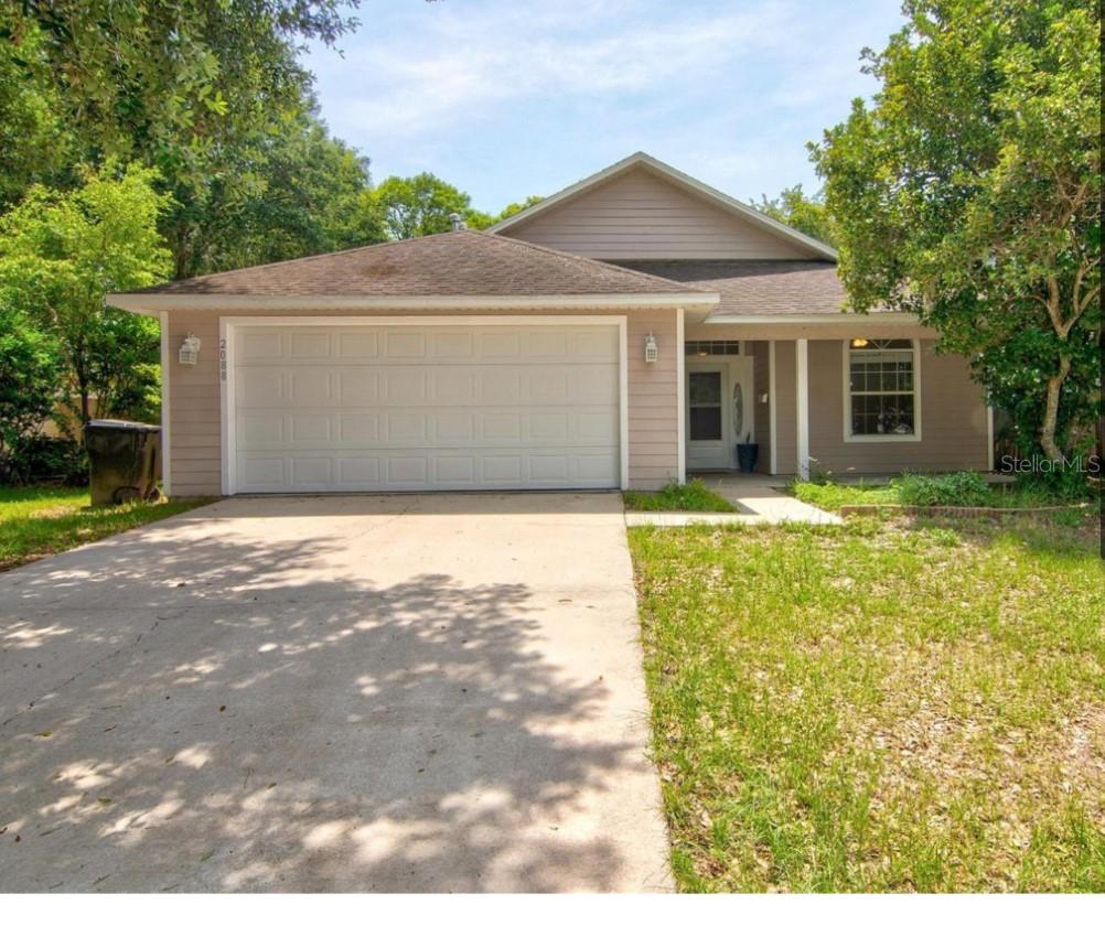 For Rent in Weatherly: Welcome to the Village of Weatherly! You''ll love this centrally-located 3-bed, 2-bath split-plan home, featuring a large fenced backyard NW/SW quadrant Gainesville! Zoned for Hidden Oak Elementary, Fort Clarke Middle and Buchholtz High. Located at the end of a quiet street with no through traffic. Great natural light with tall ceilings and tile & vinyl flooring in most living areas. Master bed features a tray ceiling and walk-in closet. Master bath features jacuzzi tub, walk-in shower, split vanities and private water closet. Vaulted ceilings in guest bedrooms. Laundry room and attached 2-car garage. Covered lanai. Weatherly offers a community basketball/tennis court, sidewalks, streetlights and convenient NW location (short walk to Elementary and Middle Schools).