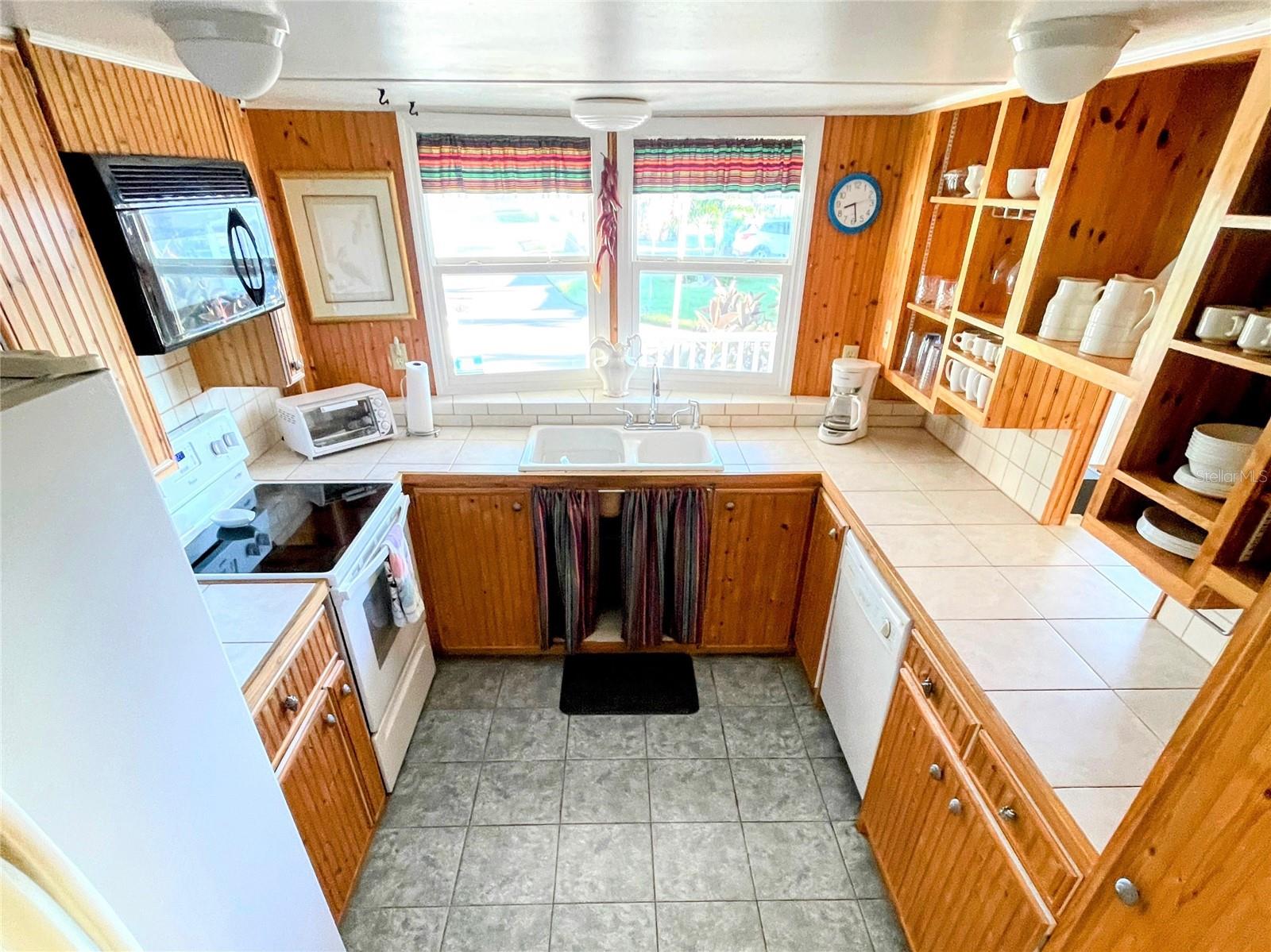 COUNTRY CLUB ESTATES - Residential