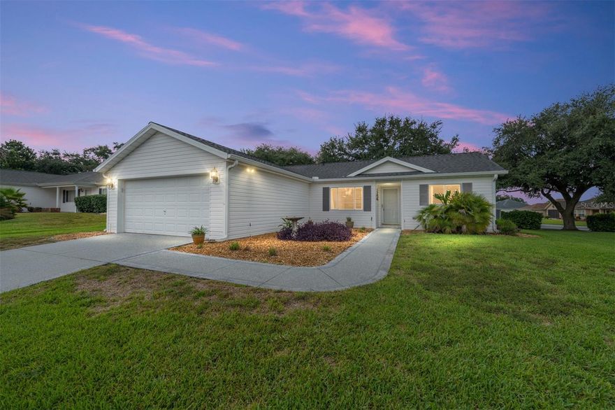 Don't miss this Rare to come by Oak Model- 2 Bedrooms 2 Bath's - 2 Car Garage Split Floor Plan -  10 X 15 
 Enclosed Lanai Opens to a 15 X 10 Patio - No Homes Behind - No Carpeting in this home - Coran Kitchen Counter Tops - Roof 2016 - A/C 2010 - Newer Water Heater - Price to Sell!!!  Clean & Neat Just Waiting for a New Owner!!
This Lovely home is in the Del Webb Golf & Country Club! 55+ Community 2 -18 Hole Golf Course's - Pickle & Tennis Courts - Softball Field - State of the Art Gym - Indoor Pool and  2 Outdoor Pool's all with Hot Tubs 
 Community Center - Restaurant - To many clubs to mention - Great Winter Home or Enjoy all Year round.