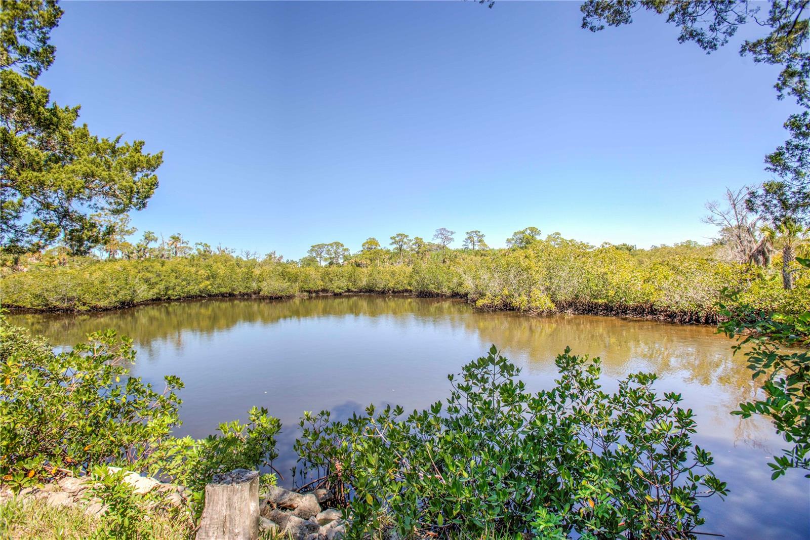 MARTHAS VINEYARD - Land