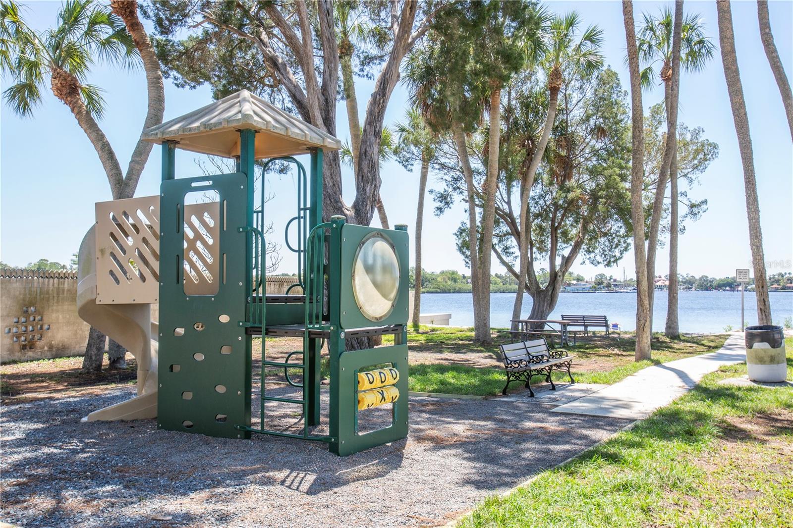 MARTHAS VINEYARD - Land