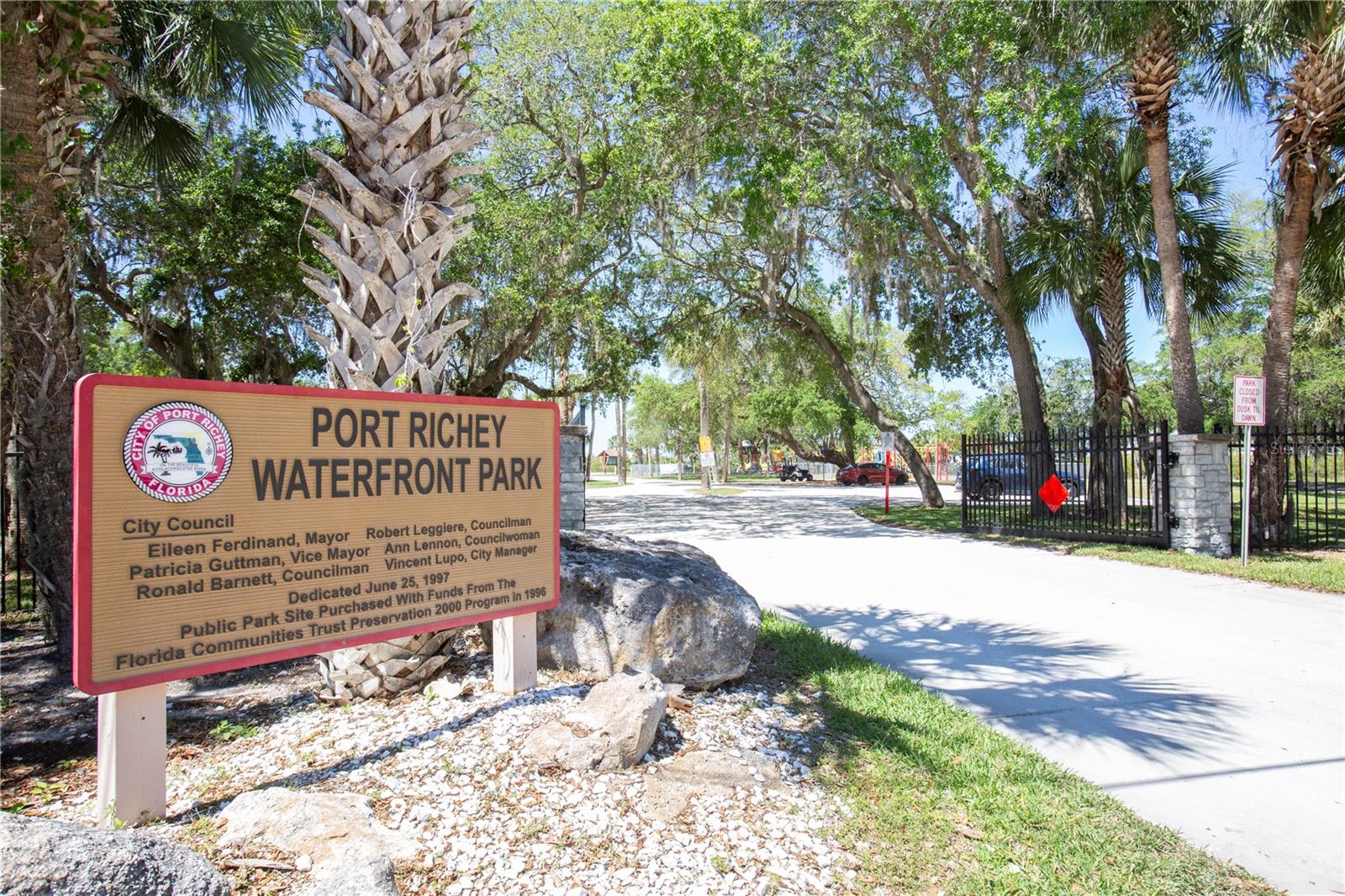 MARTHAS VINEYARD - Land