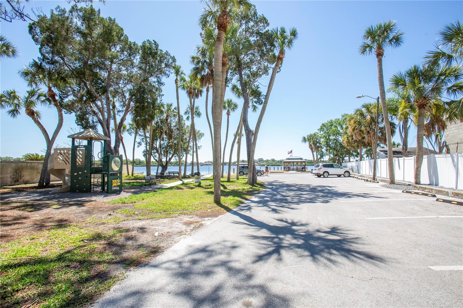 MARTHAS VINEYARD - Land