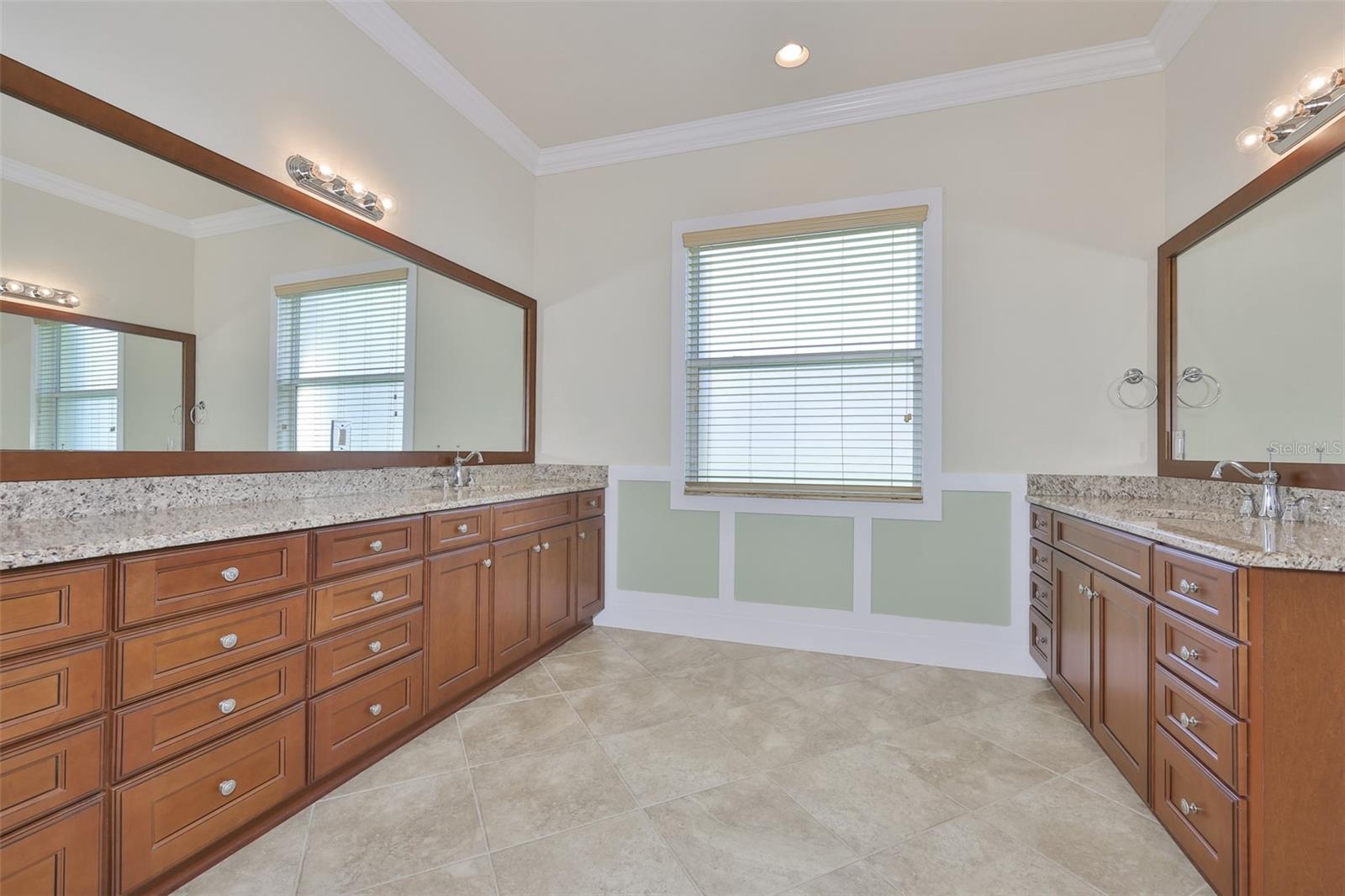 VALENCIA LAKES - Residential