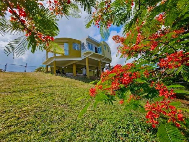 Charming Property Designed by Architect Dr. Salomón Barrientos in Villa Borinquen, Vieques
This beautifully designed home offers the perfect blend of comfort, style, and island living. Featuring an open-concept layout with a spacious living room, dining area, and kitchen, it’s ideal for both relaxing and entertaining. The property includes two large bedrooms, one full bathroom, a generous terrace, and two balconies with breathtaking ocean views. There’s also private parking for up to three vehicles.
With its unique architectural style and prime location, this home is perfect for those who love beaches, open spaces, and privacy. Just a short distance from some of Vieques’ most stunning beaches—Media Luna Beach, Sun Bay Beach, and the world-famous Mosquito Bay, the brightest bioluminescent bay in the Caribbean. A paradise for snorkeling, diving, and wildlife enthusiasts.
Set on a 976.99 m² lot, this property is part of the island of Vieques, located in the Caribbean Sea, within the northeastern Puerto Rico archipelago known as the Spanish Virgin Islands. Easily accessible by flight or ferry from San Juan or Ceiba. An excellent opportunity for a primary residence, vacation home, or investment property (Airbnb-friendly).