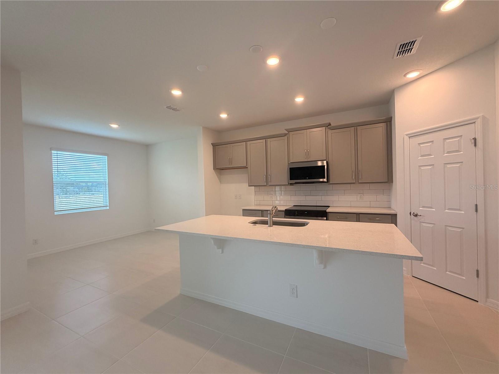 717 FARFIELDS STREET