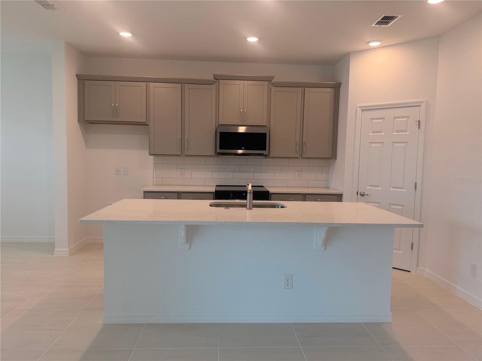 717 FARFIELDS STREET