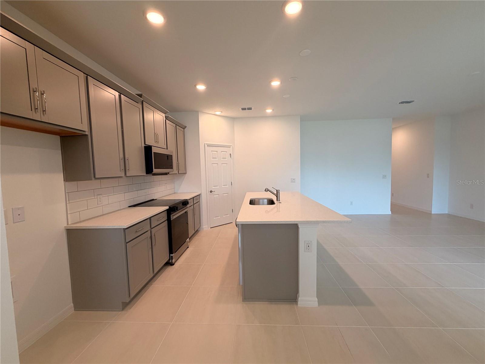 717 FARFIELDS STREET