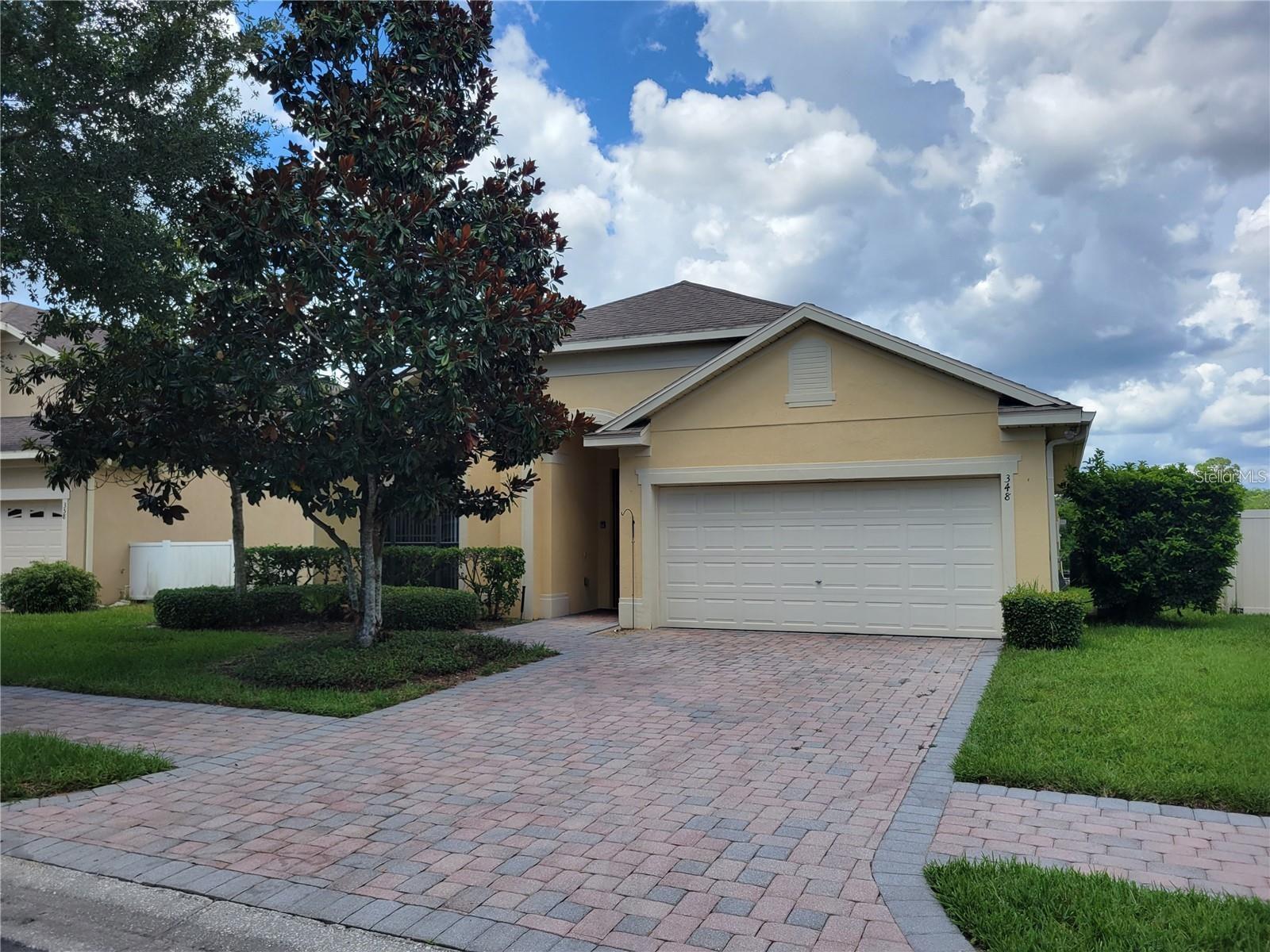 Fully furnished rental in Bridgeford Crossing! Discover this beautiful 4-bedroom, 3.5-bathroom home, located in a private community with a clubhouse, pool, and tennis court. The property offers a relaxing atmosphere with a private pool, spa, and paved terrace, with no neighbors in the back — perfect for enjoying privacy and tranquility. Notable features: Completely furnished with high-quality furniture Two master bedrooms with a split floor plan Kitchen equipped with all appliances Washer and dryer included Covered and screened lanai overlooking the pool and spa New HVAC system, interior painting, and carpets Ideal location! Close to highways, attractions, shops, and restaurants. The community allows short and long-term rentals. Ready to move in!