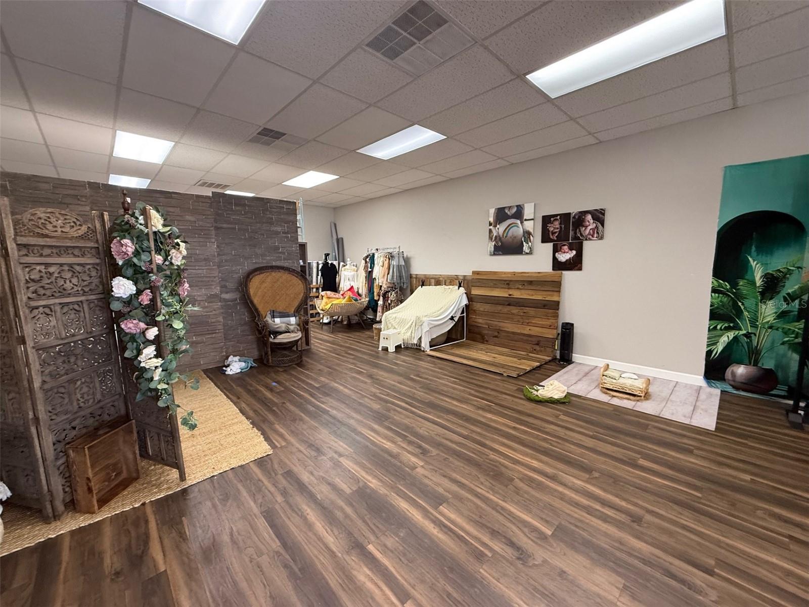 COURTNEY PLAZA - Commercial Lease