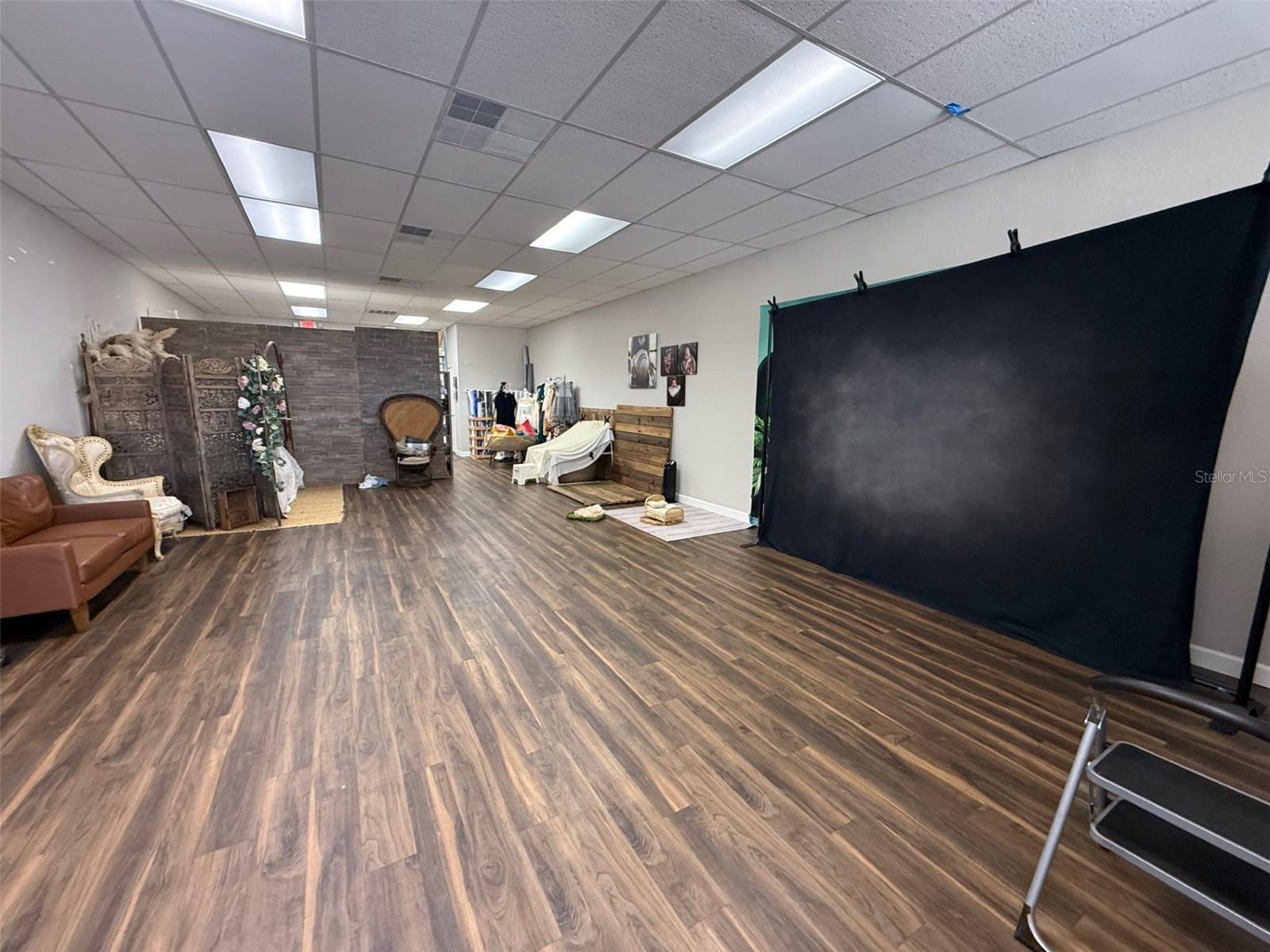 COURTNEY PLAZA - Commercial Lease