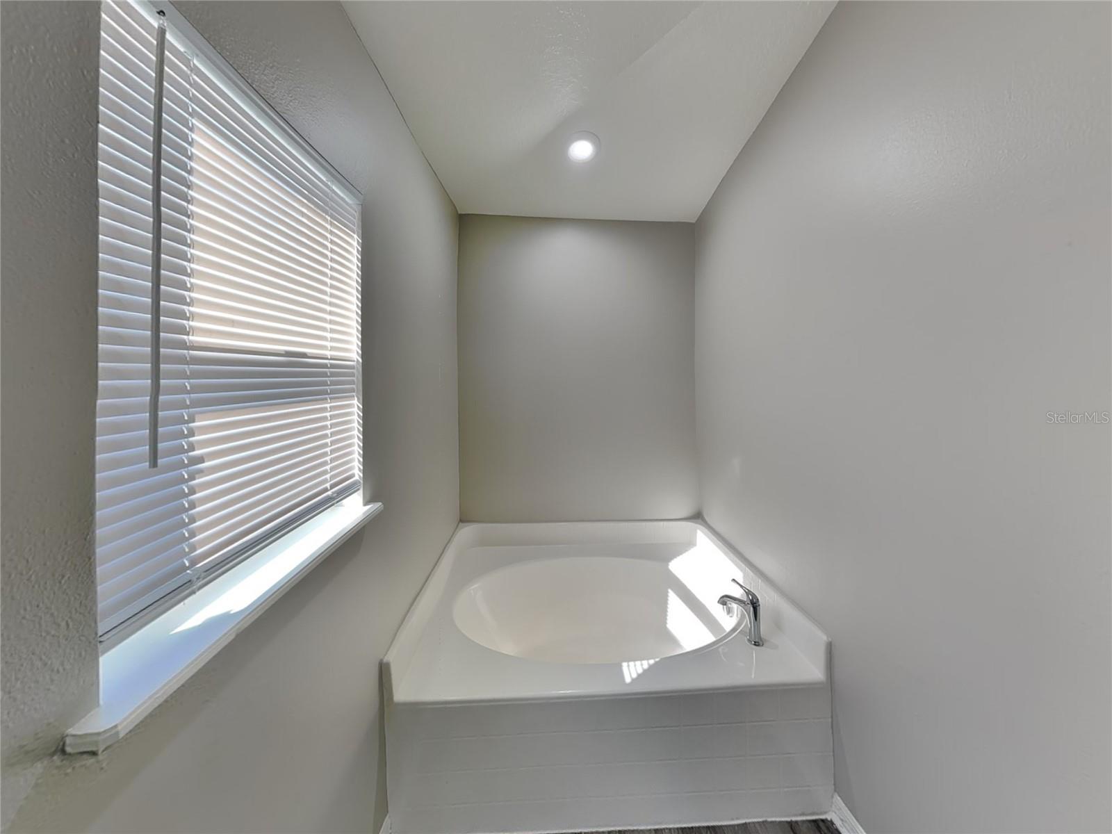 EMERALD COVE PH 02 - Residential Lease