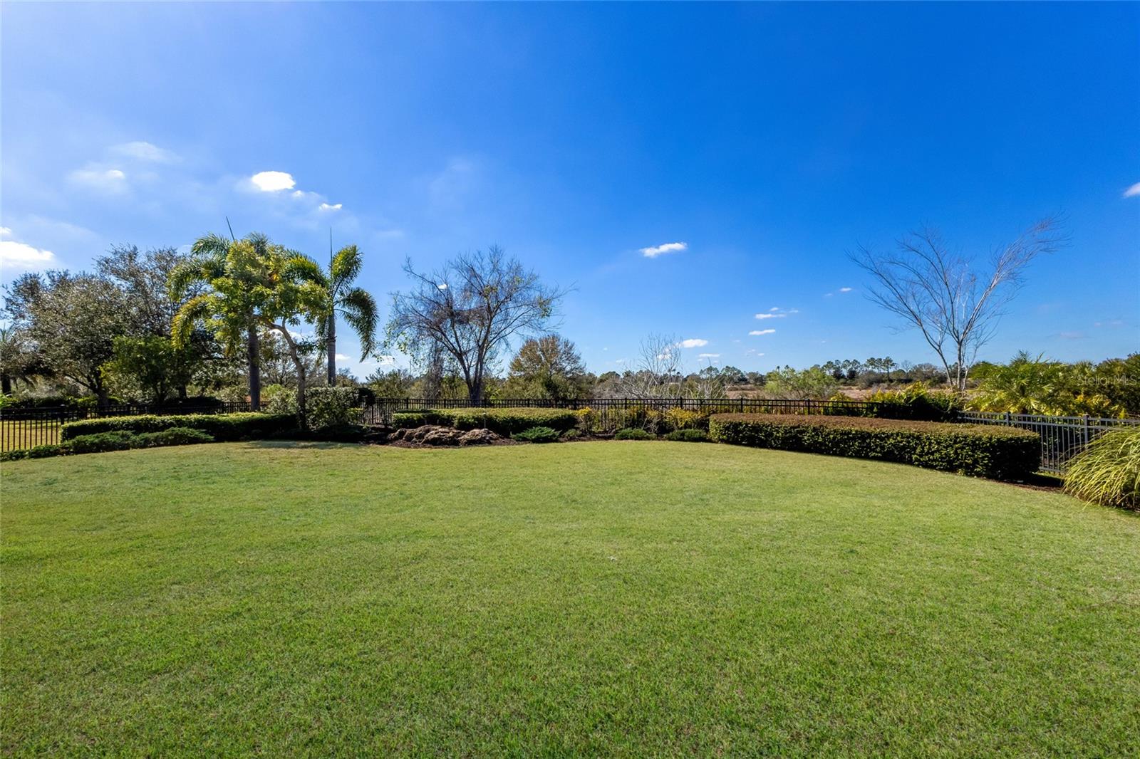 LAKE CLUB - Residential