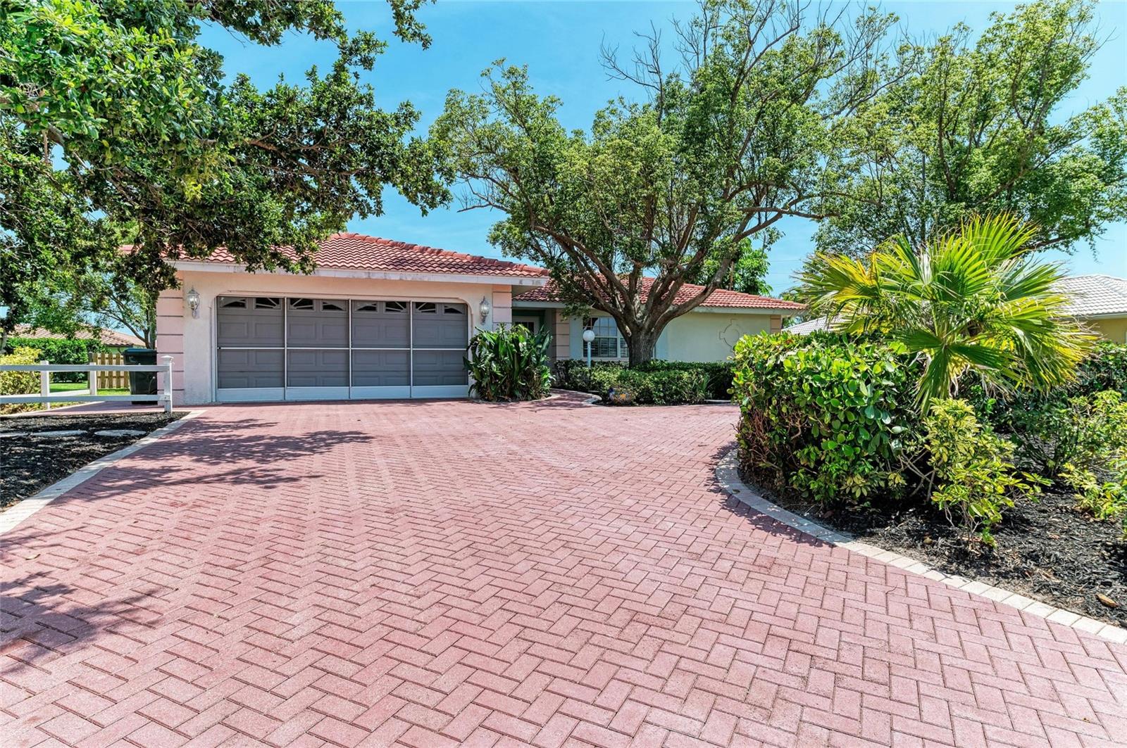 216 MATISSE CIRCLE