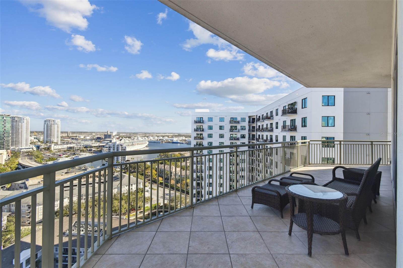 THE PLAZA HARBOUR ISLAND A CON - Residential