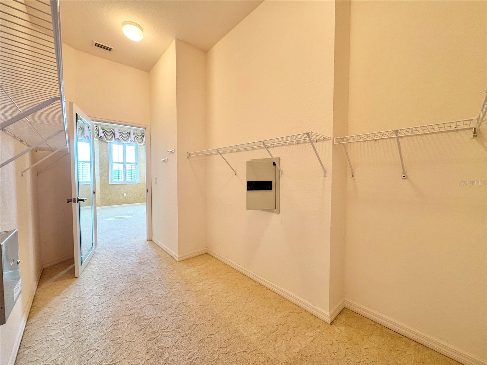 VIENNA SQUARE PH 01 - Residential Lease