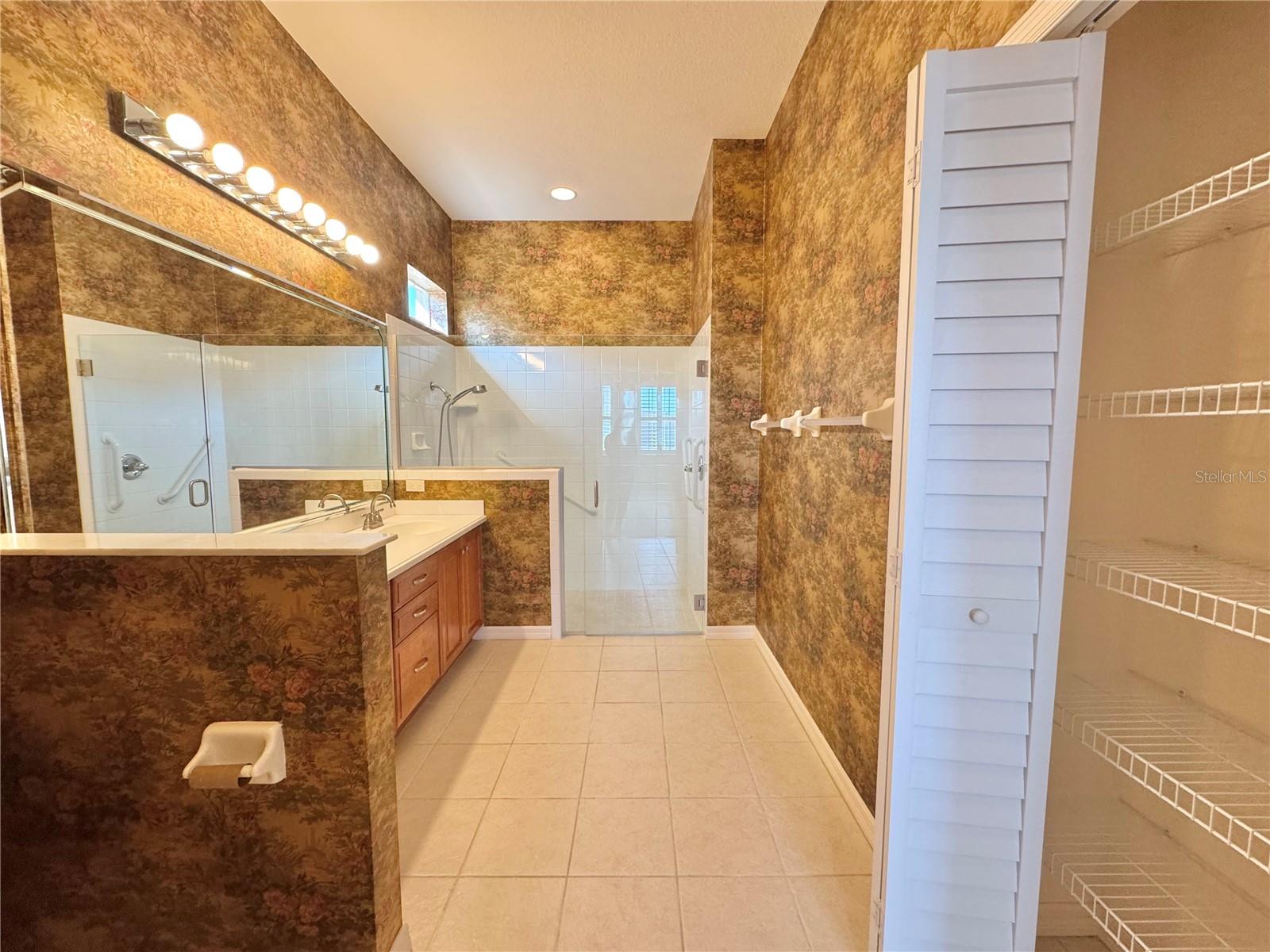 VIENNA SQUARE PH 01 - Residential Lease