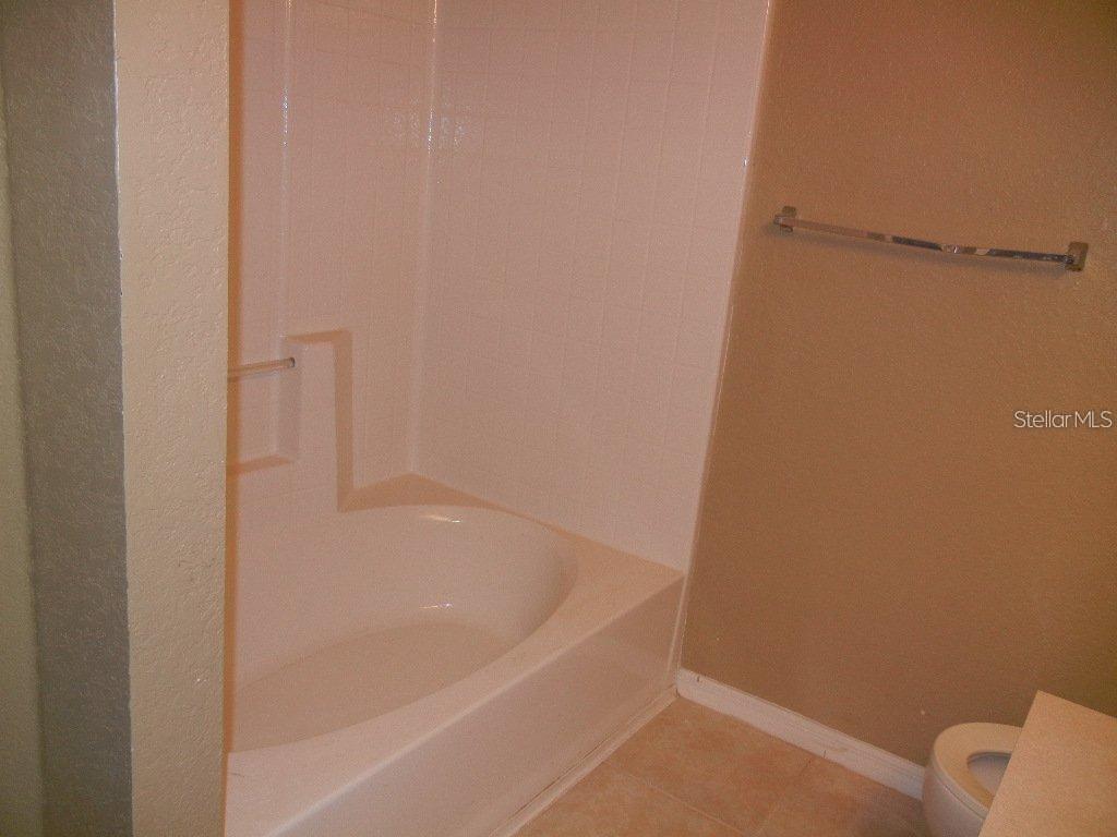 CRESCENT PLACE AT LAKE LOTUS CONDOMINIUM - Residential Lease