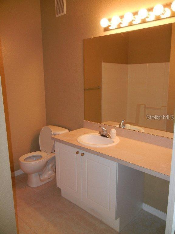 CRESCENT PLACE AT LAKE LOTUS CONDOMINIUM - Residential Lease