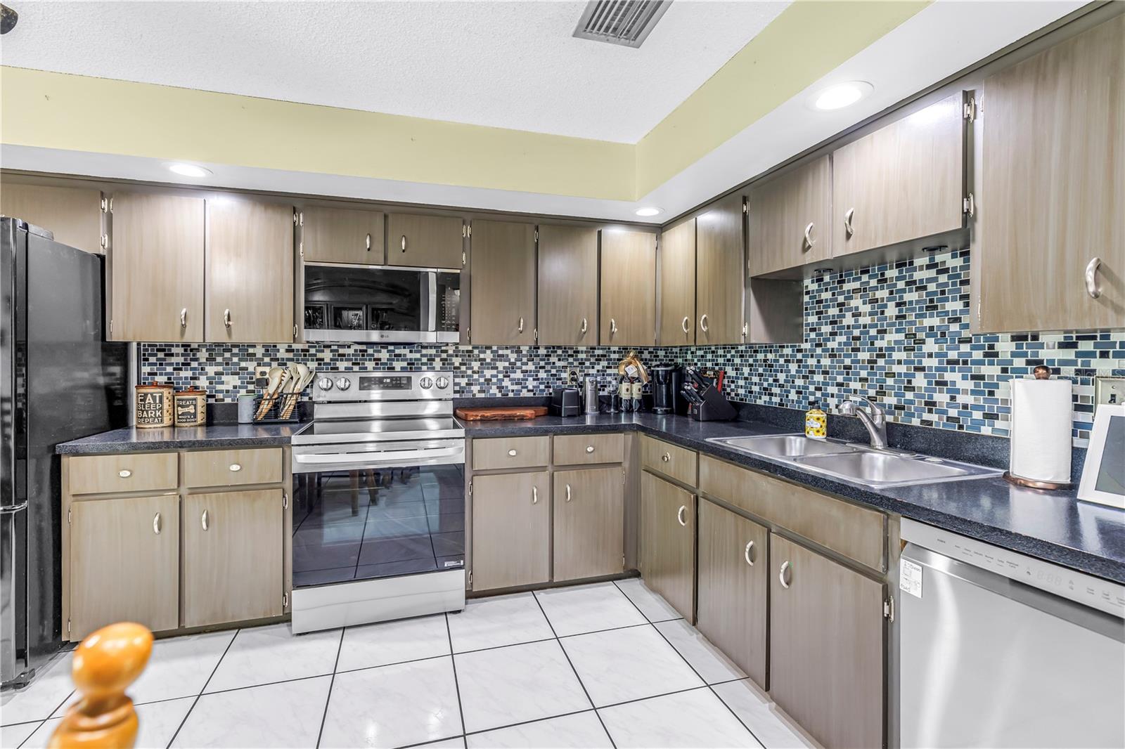 BONNIE BAY COUNTRY CLUB ESTATES PH 6 - Residential