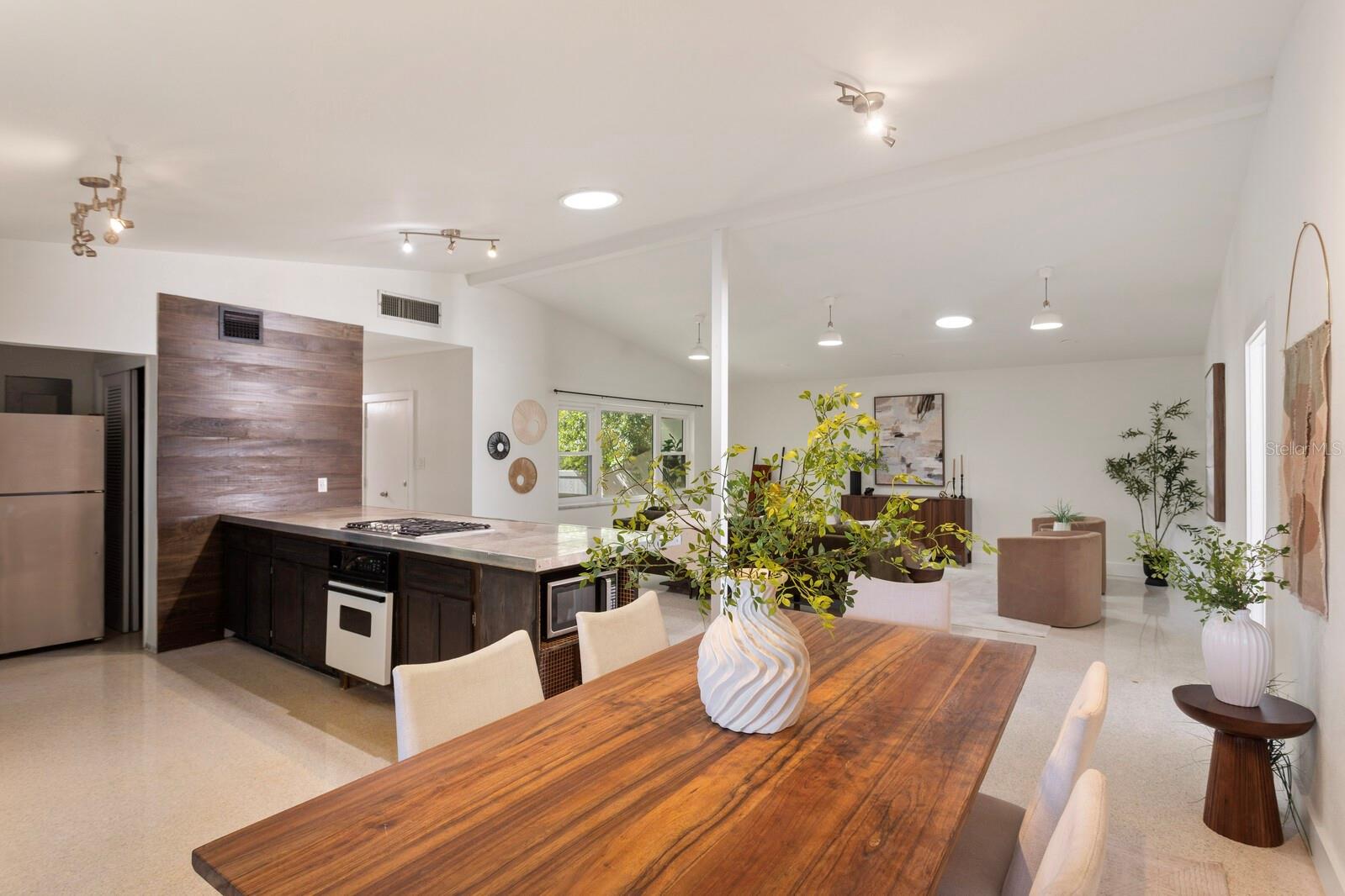 SUBURB ROYAL - Residential