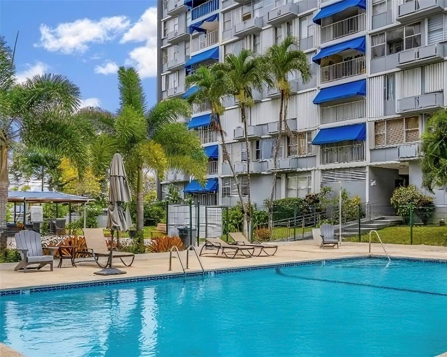 Beautiful penthouse apartment, approximately 1,500 sq. ft., with spectacular views in the exclusive area of Guaynabo, right in front of WAPA-TV and just steps from major shopping centers like San Patricio Plaza and more.
This spacious unit features a comfortable master bedroom with a walk-in closet, two additional large bedrooms, two living rooms, a dining area, a family room, and a spacious kitchen equipped with all appliances. It also includes two full bathrooms and a laundry room with a utility sink.
The apartment is fully air-conditioned with individual A/C units in all areas. Washer and dryer included. The building offers excellent amenities such as a large swimming pool, gazebo, and beautiful common areas. Security guard on-site. One assigned parking space.