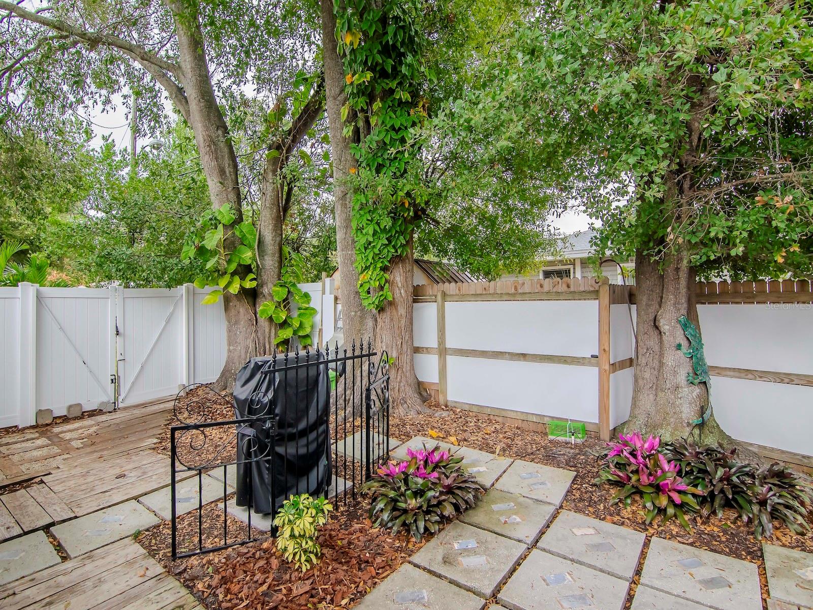 DOUGLAS MANOR SUB - Residential