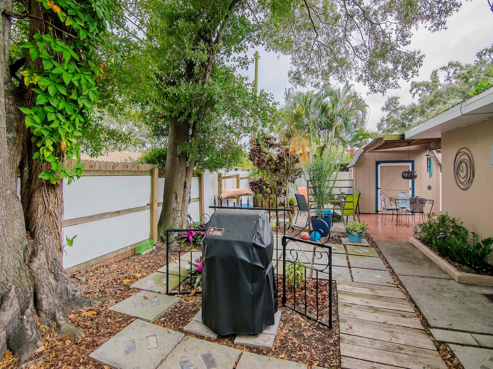 DOUGLAS MANOR SUB - Residential