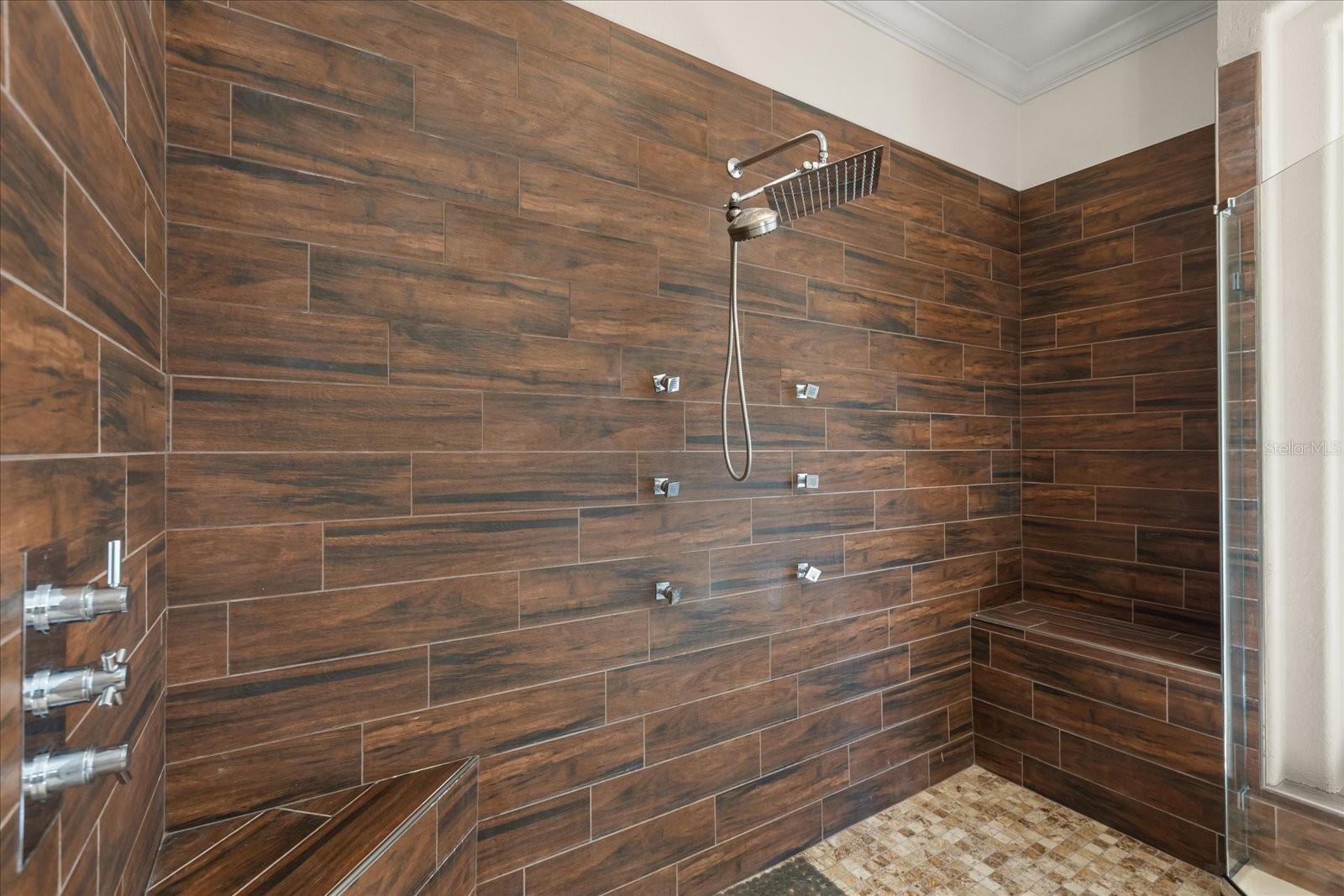 HEATHROW WOODS - Residential