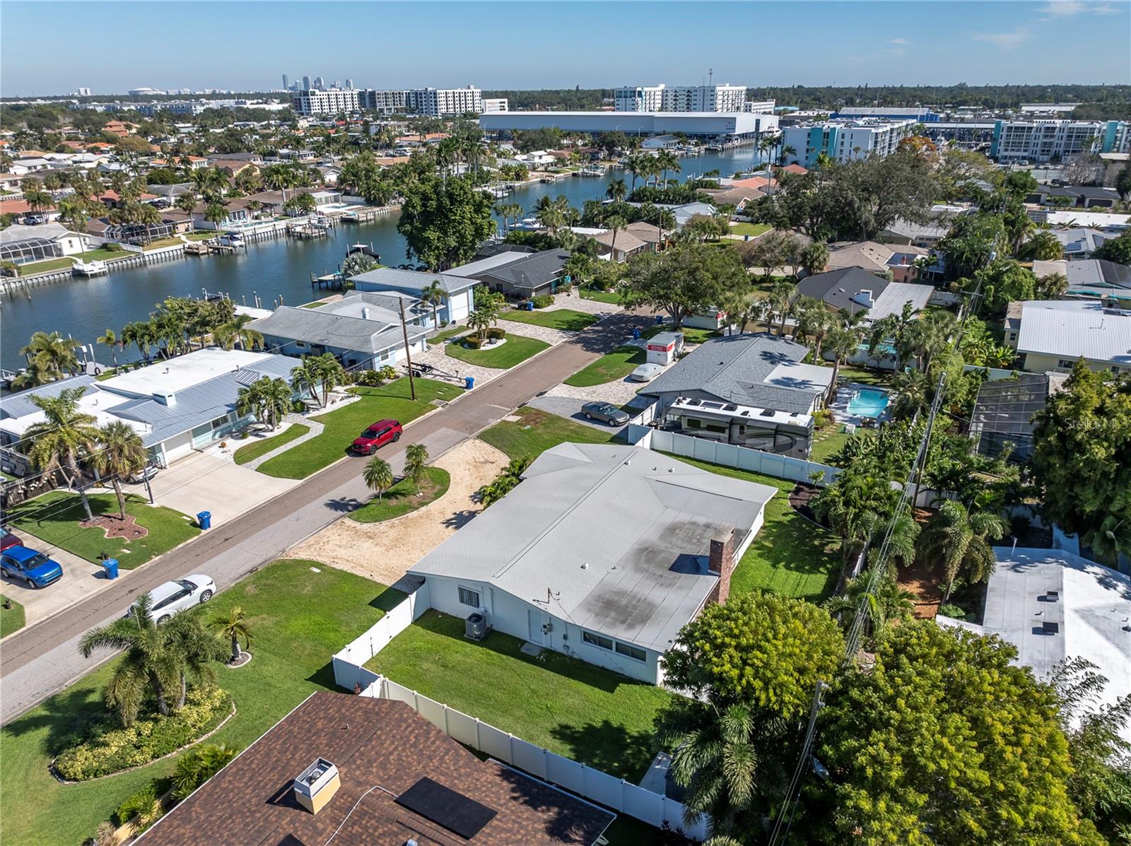 MAXIMO MOORINGS - Residential Lease