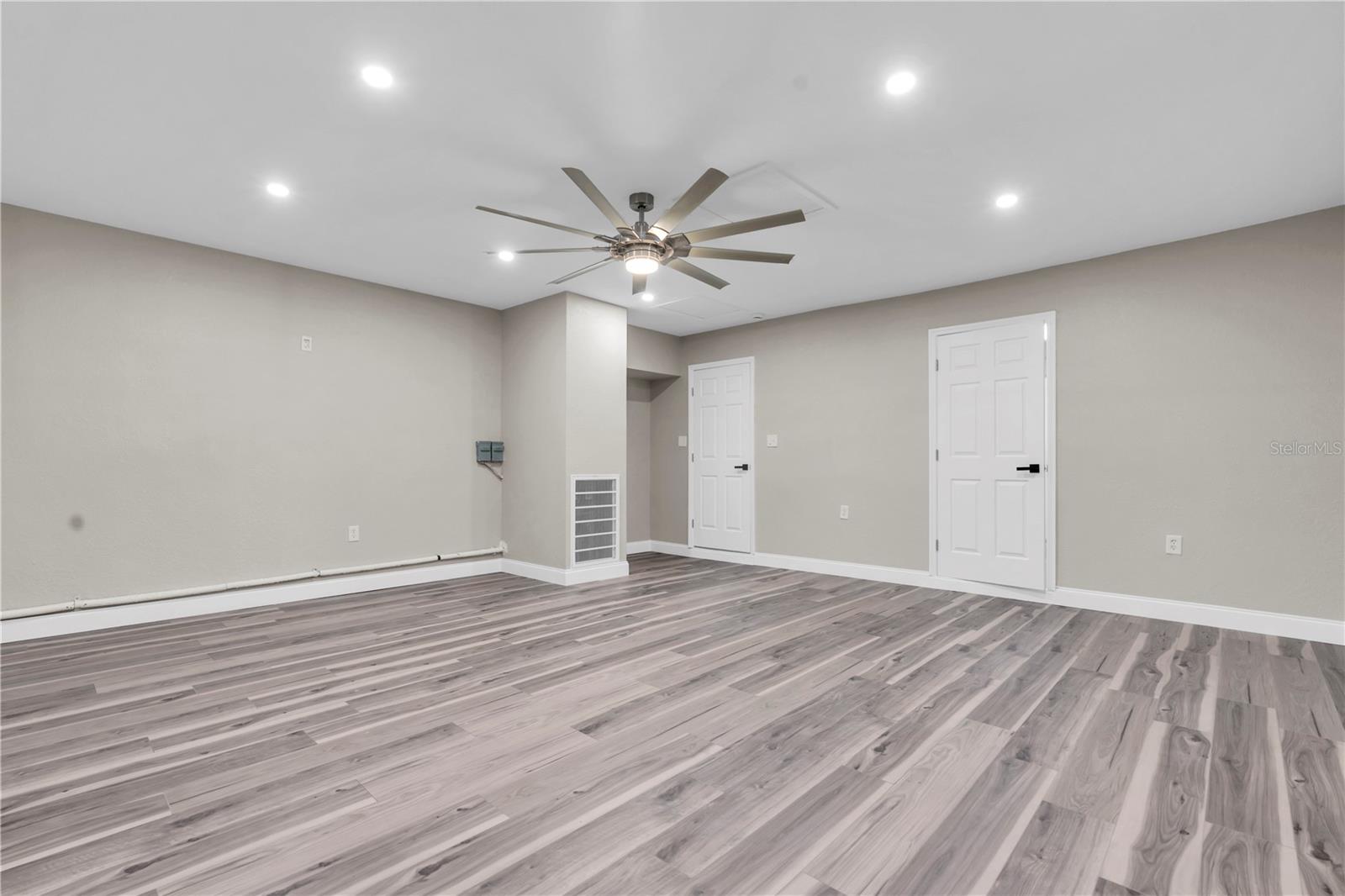 MAXIMO MOORINGS - Residential Lease