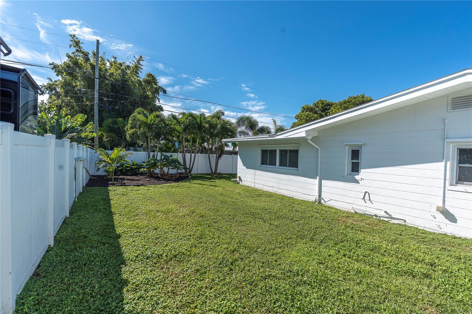 MAXIMO MOORINGS - Residential Lease