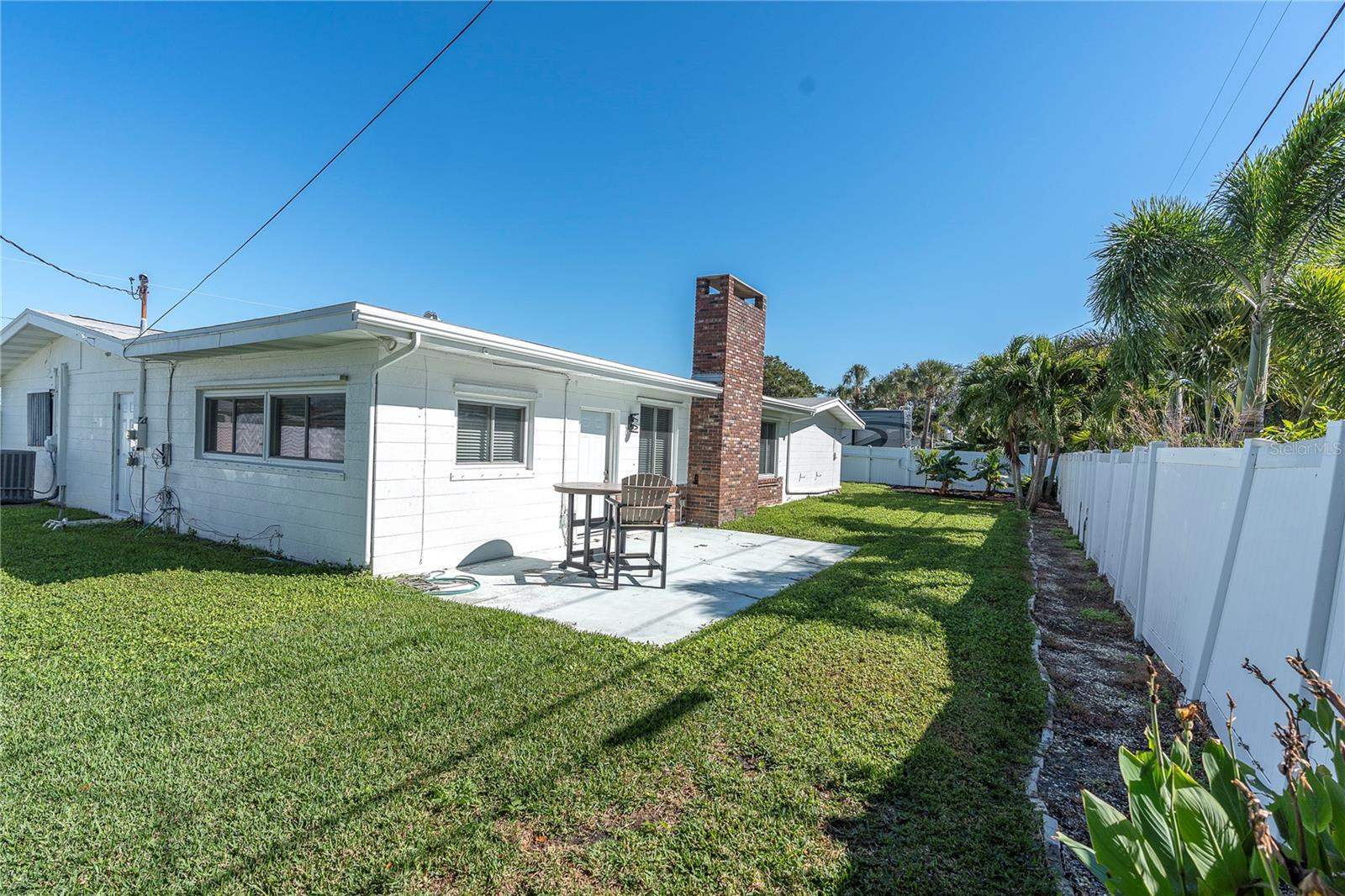 MAXIMO MOORINGS - Residential Lease