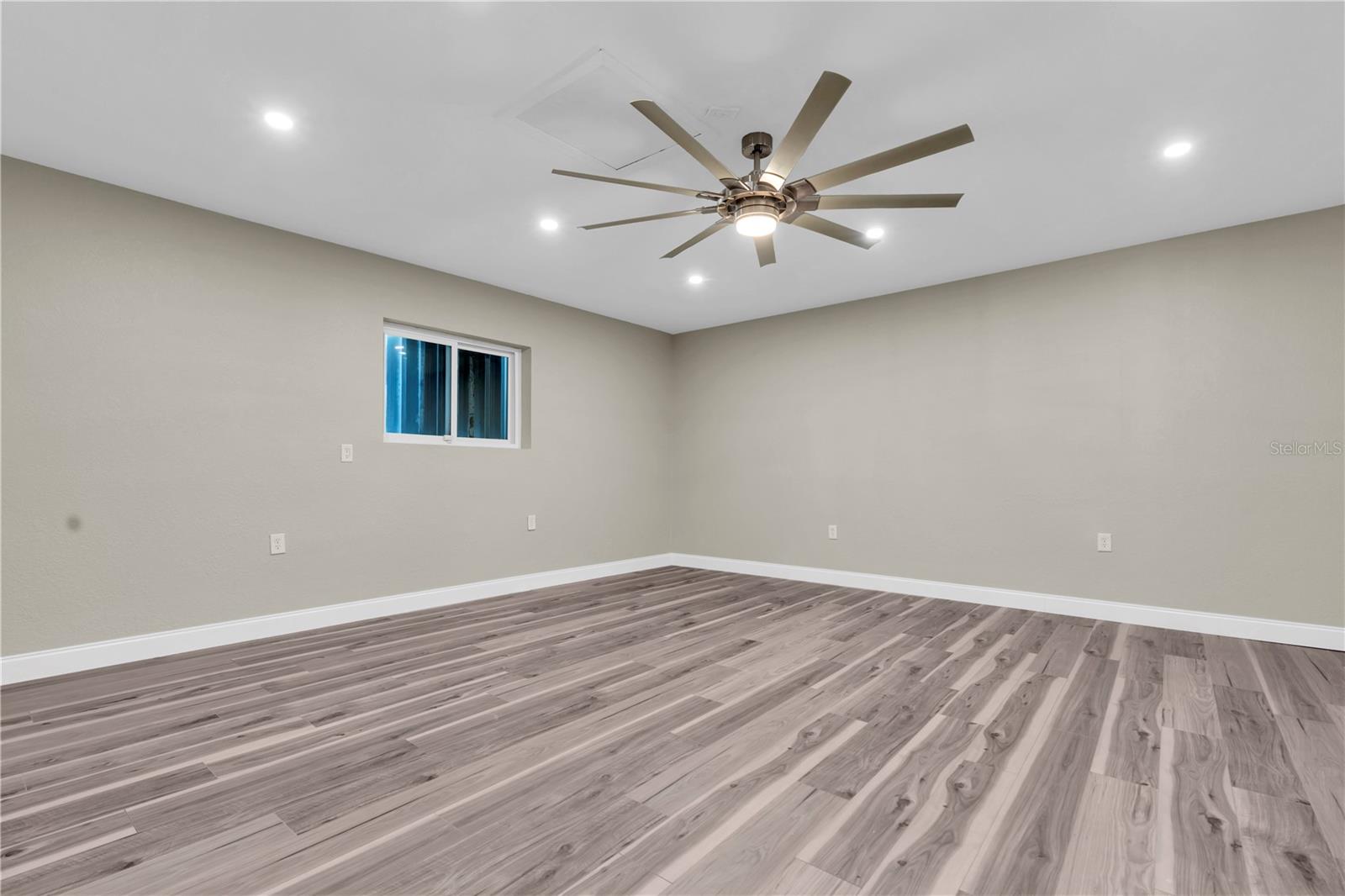 MAXIMO MOORINGS - Residential Lease