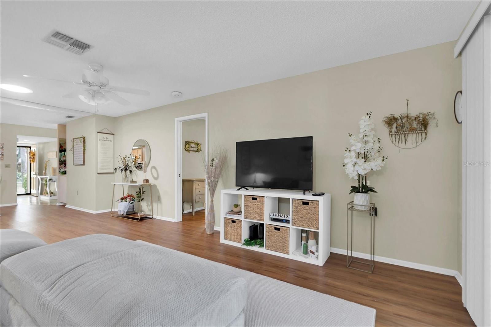 DOLLAR LAKE VILLAGE CONDO 01 - Residential