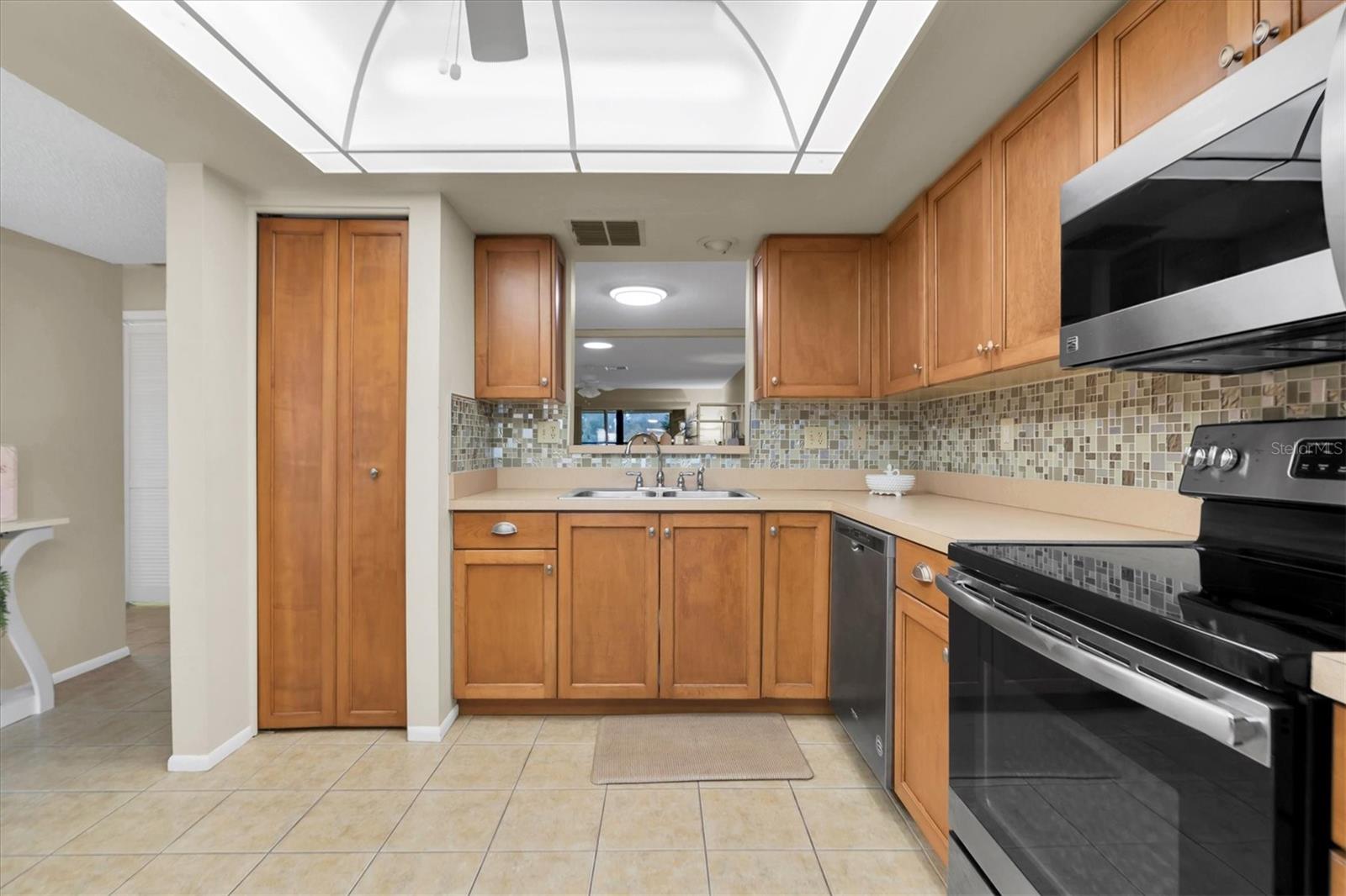 DOLLAR LAKE VILLAGE CONDO 01 - Residential