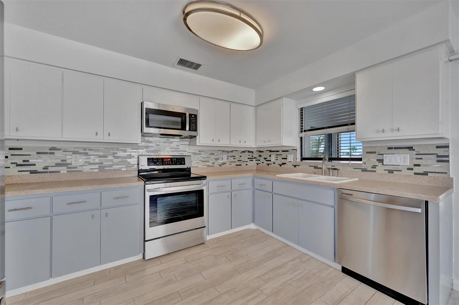 BAY HOLLOW - Residential