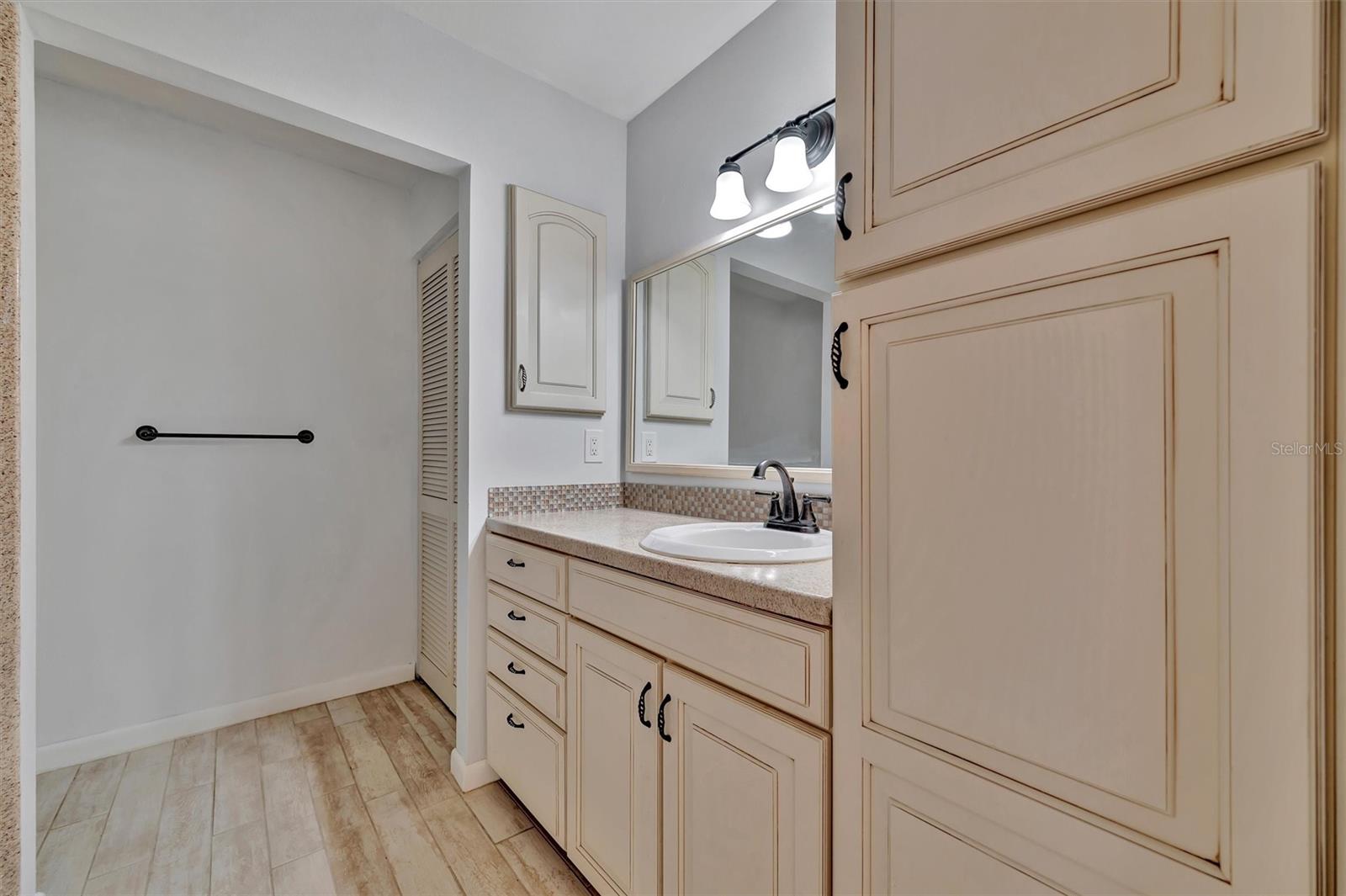 BAY HOLLOW - Residential