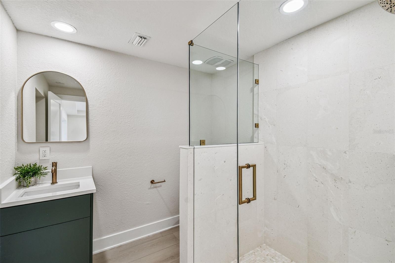 DAVIS ISLANDS - Residential Lease