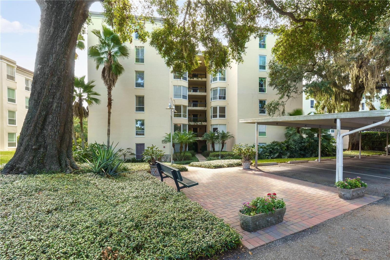 MOORINGS ON LAKE MAITLAND CONDO - Residential