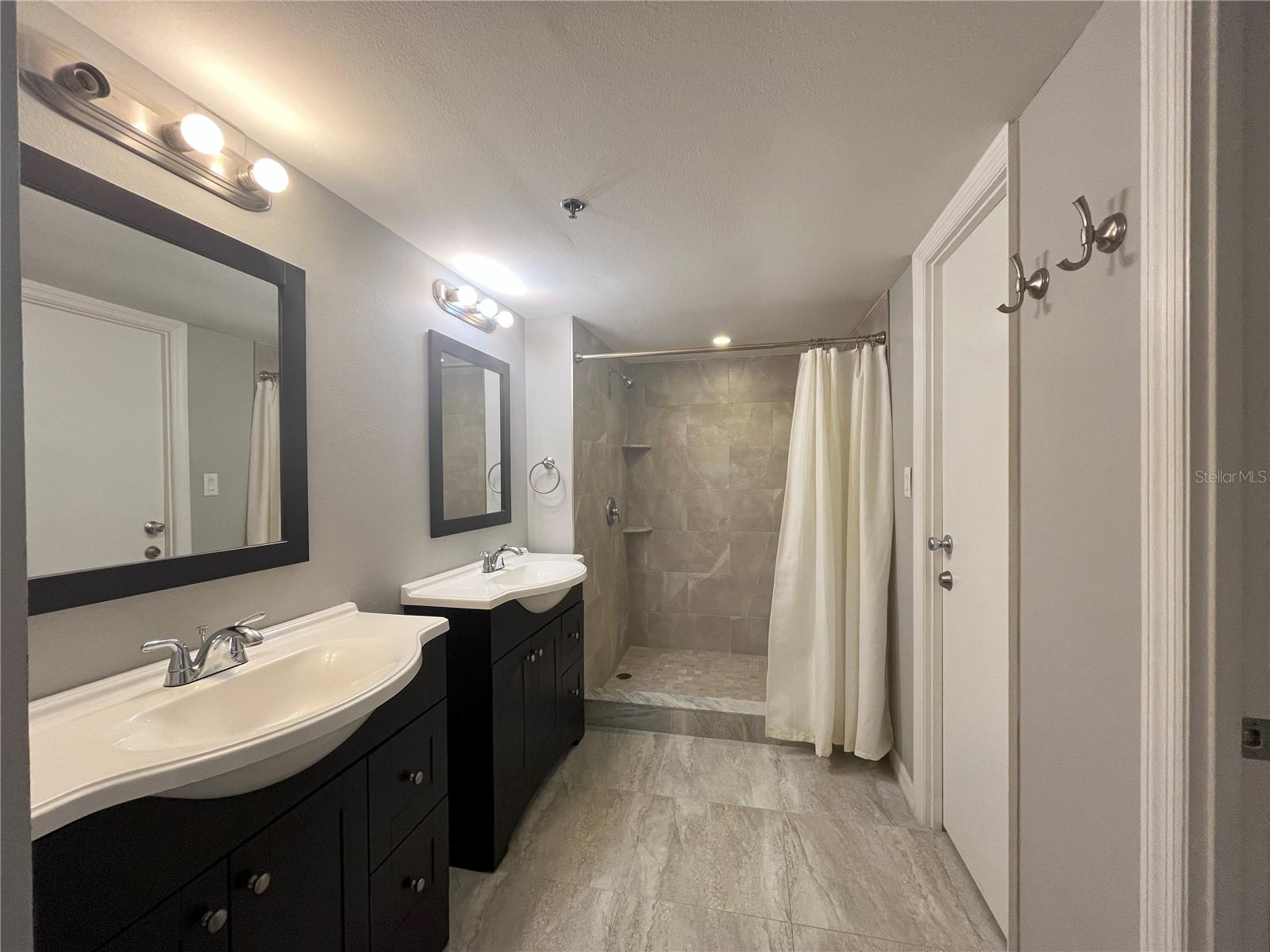 MOORINGS ON LAKE MAITLAND CONDO - Residential