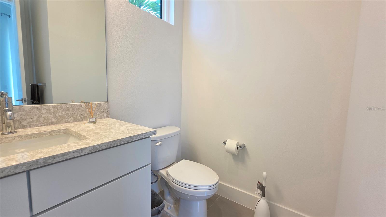 AQUA LAGOON - Residential Lease