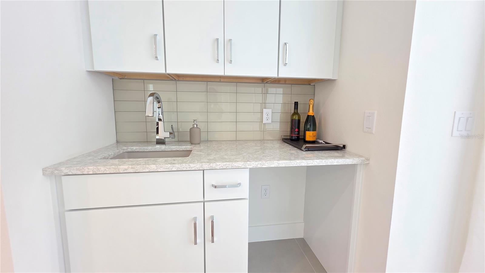 AQUA LAGOON - Residential Lease